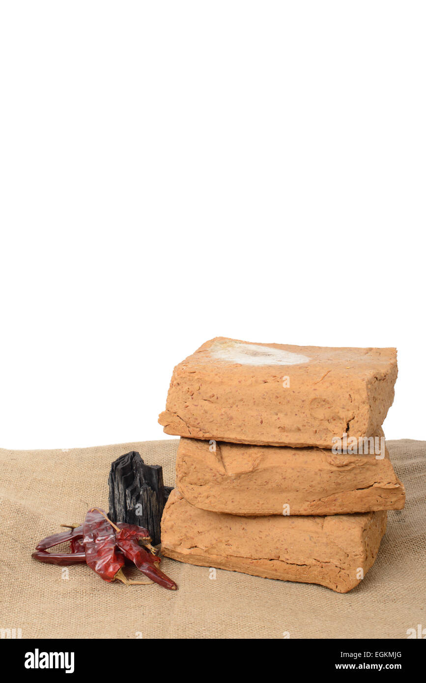 Meju (fermentierte Sojabohnen Klumpen) und Grundzutaten Doenjang, isoliert auf weiss zu machen. Stockfoto