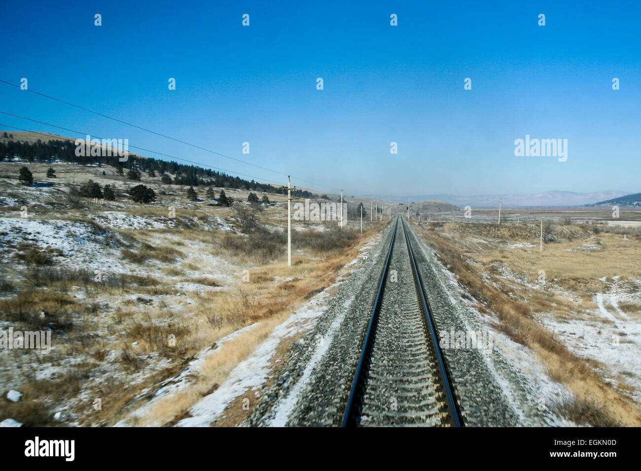 Sibirien, Russland-Blick aus dem hinteren Teil der Transsibirischen express geht es in Richtung Mongolei. Stockfoto
