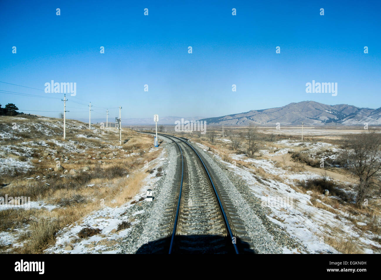 Sibirien, Russland-Blick aus dem hinteren Teil der Transsibirischen express geht es in Richtung Mongolei. Stockfoto