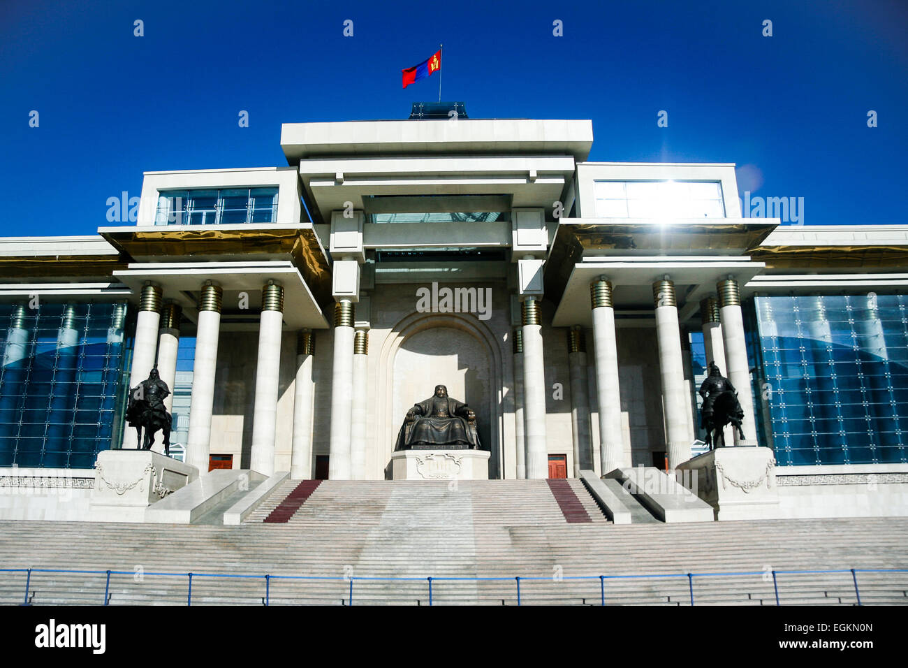 Ulan Bator, Mongolei-Blick auf das renovierte Parlamentsgebäude in Sukhbaatar Platz. Stockfoto