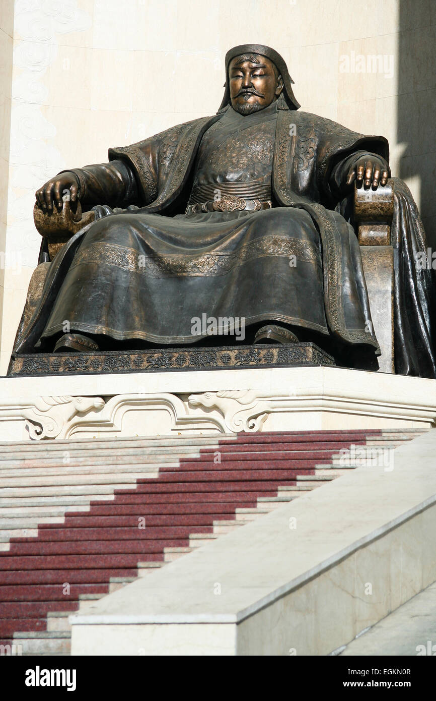 ULAAN BAATAR, Mongolei Statue von Dschingis Khan vor Parlamentsgebäude, Sukhbaatar Platz. Stockfoto