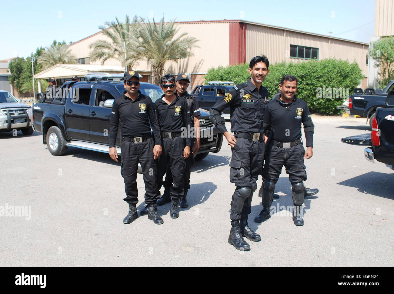 Eröffnungsfeier der Expo in Pakistan, die größte Messe in Pakistan, fand in Karachi, Pakistan, 26. Februar 2015. Pakistan Expo findet vom 26. Februar bis 1. März an der Karachi Expo Centre und es wird von einer Delegation der Tschechischen Geschäftsleuten besucht werden. Abgebildeten Polizisten patrouillieren nahe dem Zentrum. (Foto/Filip Nerad CTK) Stockfoto