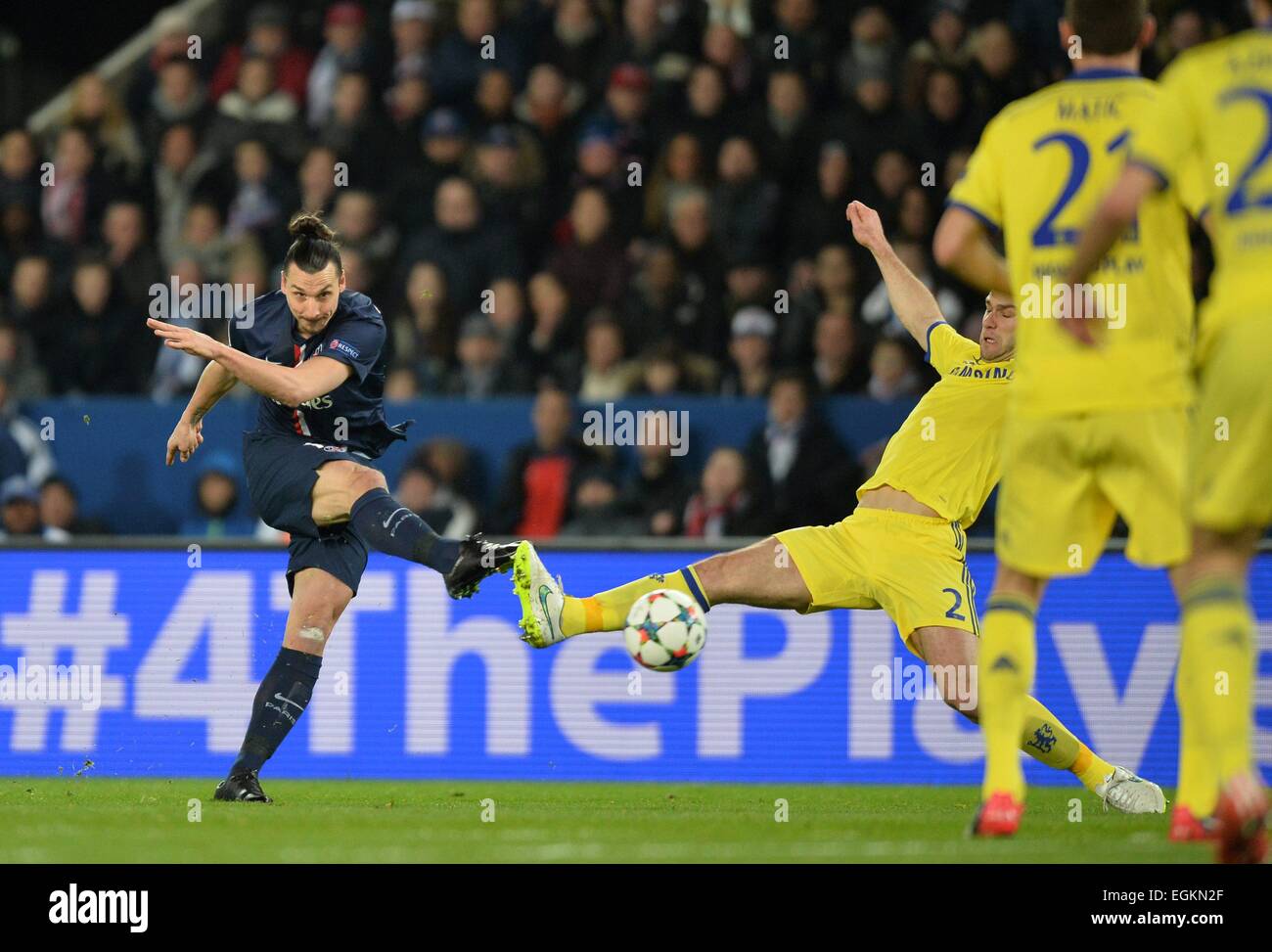 Paris, Frankreich. 17. Februar 2015. Champions League Fußball. Paris Saint-Germain gegen Chelsea. Zlatan Ibrahimovic (Psg) mit einem Schuss aufs Tor © Action Plus Sport/Alamy Live News Stockfoto