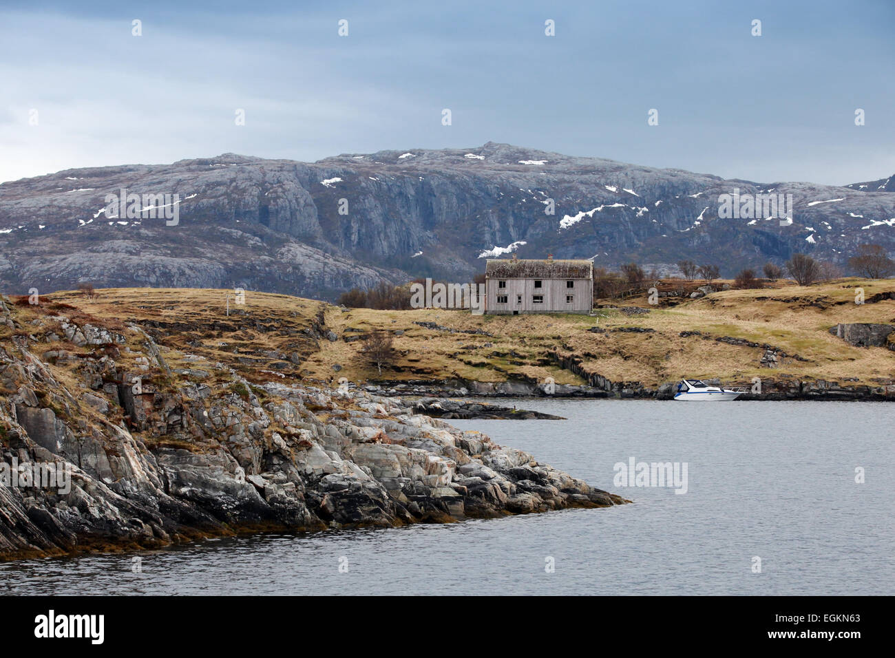 Alte verlassene graue Holzhaus an der Küste in Norwegen Stockfoto