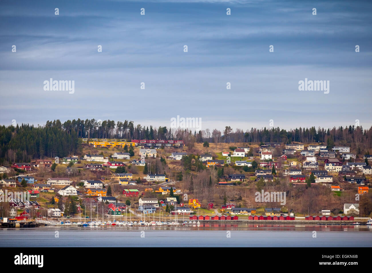 Norwegische Küstenstadt Landschaft mit bunten Holzhäusern und Boote Stockfoto