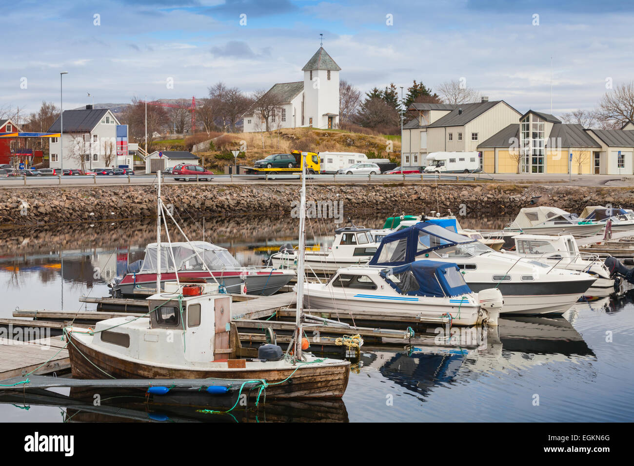 Norwegische Fischerei Dorfbild. Kleine Boote sind in der Marina festgemacht. Stockfoto