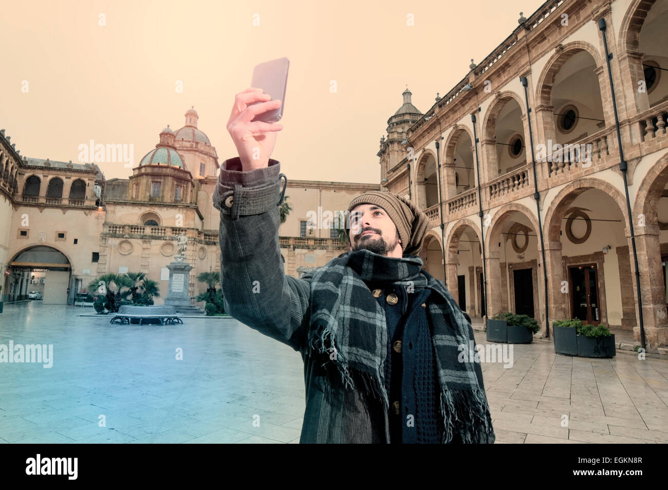 Junge Menschen nehmen Selfie in einer unprätentiösen Platz mit einer Kirche auf dem Hintergrund in Instagram getönten Stil Stockfoto