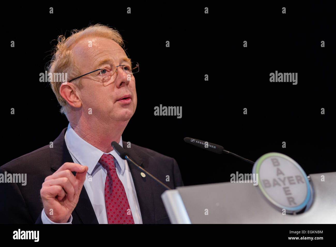 Bayer-Chef Marijn Dekkers bei der Firma Pressekonferenz zur Bilanz und GuV in Leverkusen, Deutschland, 26. Februar 2015. Bayer-Konzern präsentiert ihre Finanzergebnisse am 26. Februar 2015 in Leverkusen, Deutschland, sagen, dass ihre 2014 3426 Millionen Euro gegenüber 3189 Millionen Euro im Jahr 2013 ein Plus von 7,4 Prozent belief. Der Umsatz lag bei 42239 Millionen Euro im Vergleich zu 40157 Millionen Euro im Jahr 2013 ein Plus von 5,2 Prozent. Foto: ROLF VENNENBERND/dpa Stockfoto