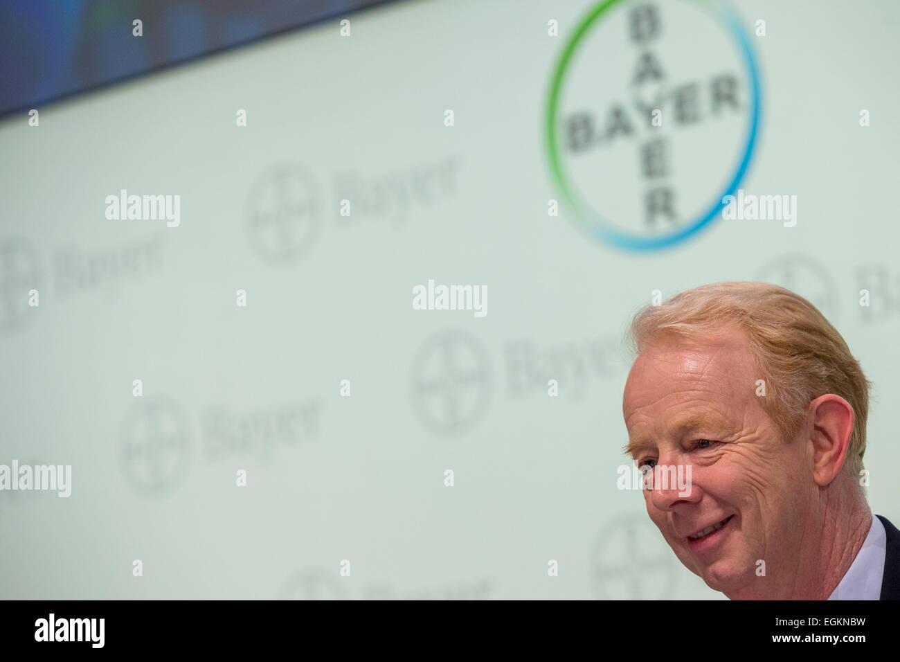 Bayer-Chef Marijn Dekkers bei der Firma Pressekonferenz zur Bilanz und GuV in Leverkusen, Deutschland, 26. Februar 2015. Bayer-Konzern präsentiert ihre Finanzergebnisse am 26. Februar 2015 in Leverkusen, Deutschland, sagen, dass ihre 2014 3426 Millionen Euro gegenüber 3189 Millionen Euro im Jahr 2013 ein Plus von 7,4 Prozent belief. Der Umsatz lag bei 42239 Millionen Euro im Vergleich zu 40157 Millionen Euro im Jahr 2013 ein Plus von 5,2 Prozent. Foto: ROLF VENNENBERND/dpa Stockfoto