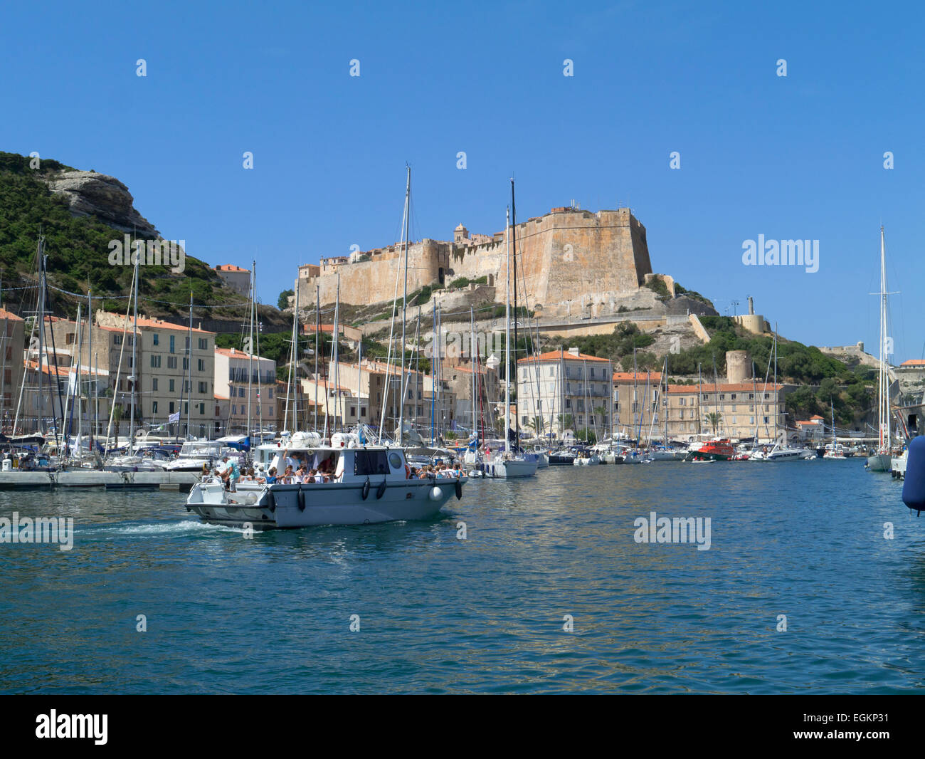 Bonifacio, Korsika, mit Bastion de l'Etendard mit Blick auf die Marina und Hafen, touristischen Boot Segeln im Vordergrund Stockfoto