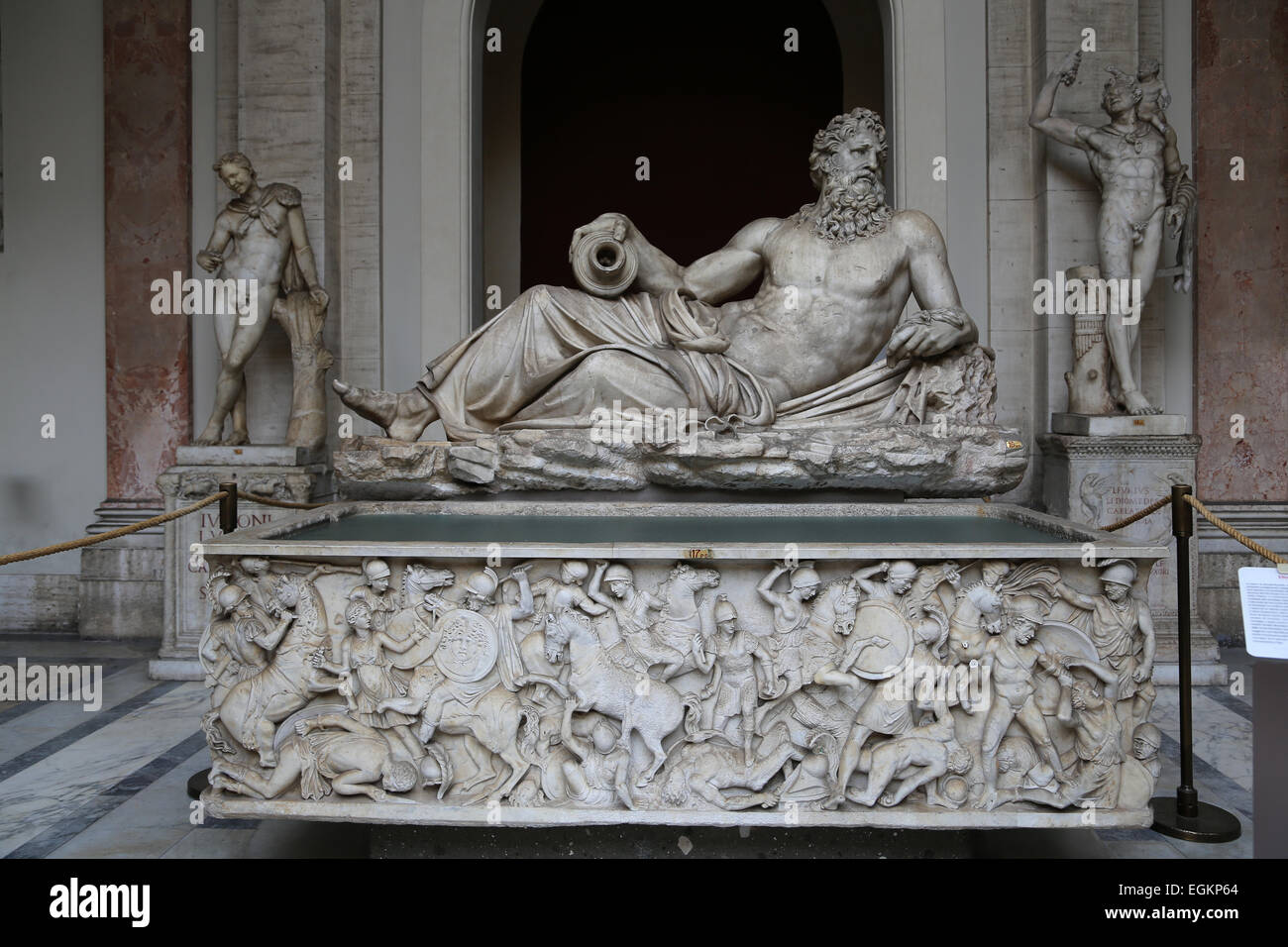 Römische Epoche. Statue eines Gottes Fluss Arno (Tigris-Fluss) liegen. 2. Jahrhundert und Linderung von Amazon Schlacht. Vatikanischen Museen. Stockfoto