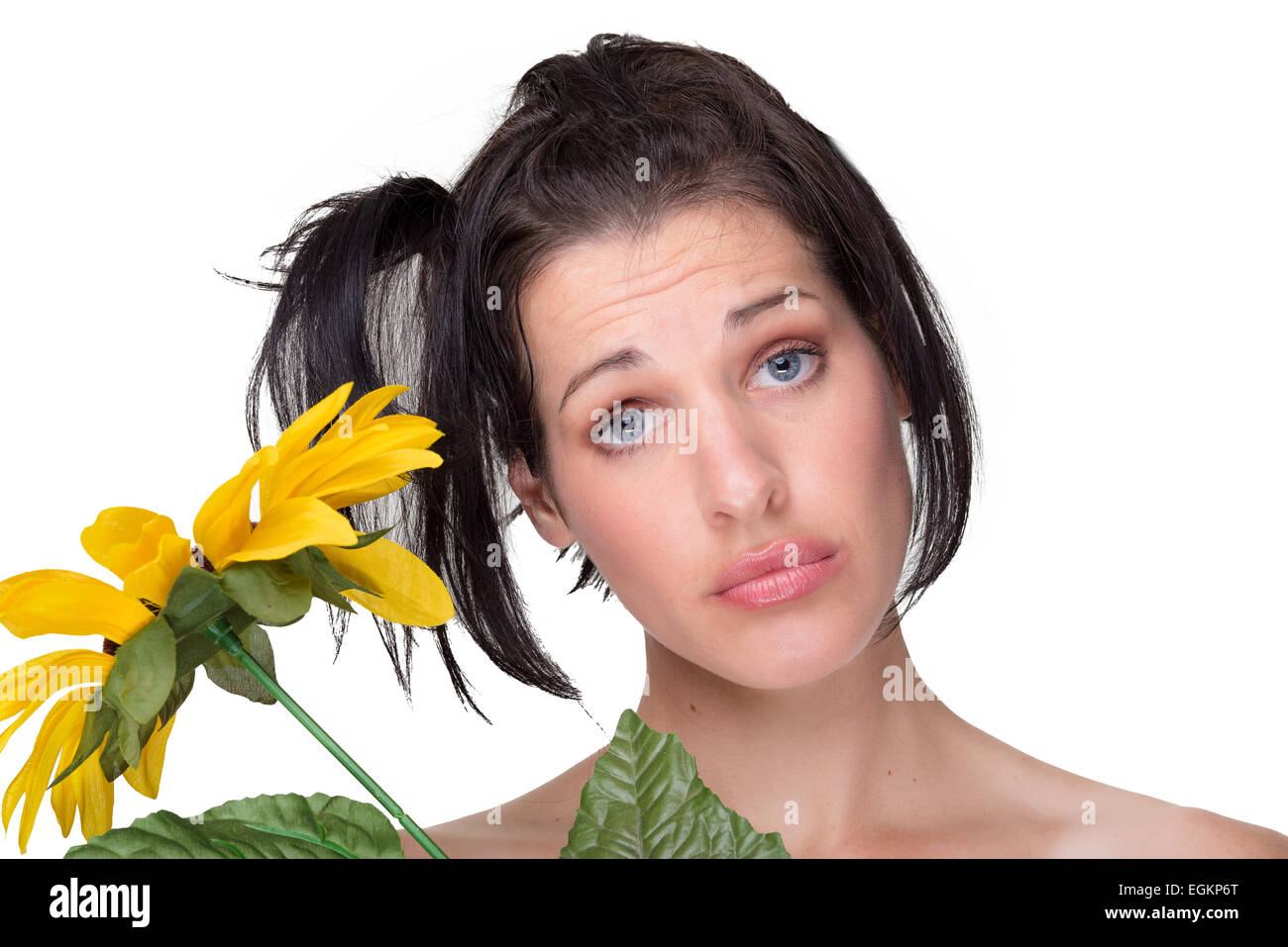 Porträt von schöne junge Frau mit humorvollen Mimik, Sonnenblume, isoliert auf weiss holding Stockfoto