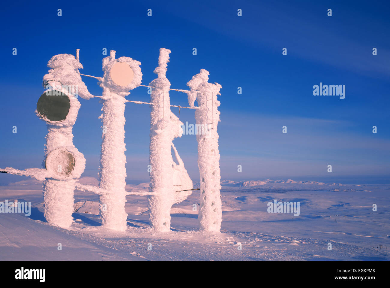 Schnee und Eis bedeckt Telekommunikation Türme, Skalafell Berg, Island Stockfoto