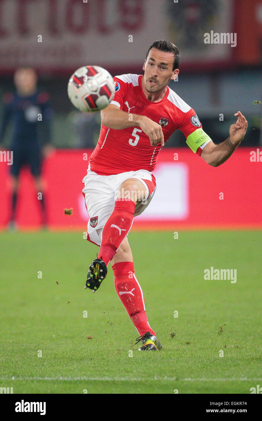 Wien, Österreich - 9. September 2014: Christian Fuchs (#5 Österreich) kickt den Ball in einer EM-Qualifikation Spiel. Stockfoto