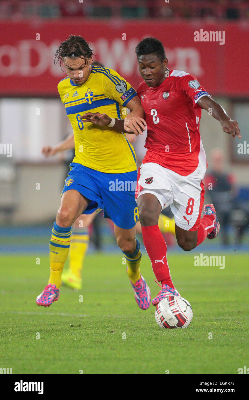 Wien, Österreich - 9. September 2014: Albin Ekdal (#8 Schweden) und David Alaba (#8 Österreich) kämpfen um den Ball in einem europäischen Cham Stockfoto