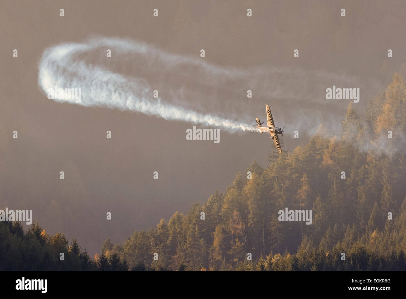 SPIELBERG, Österreich - 25. Oktober 2014: Hannes Arch (Österreich) konkurriert in der Red Bull Air Race. Stockfoto