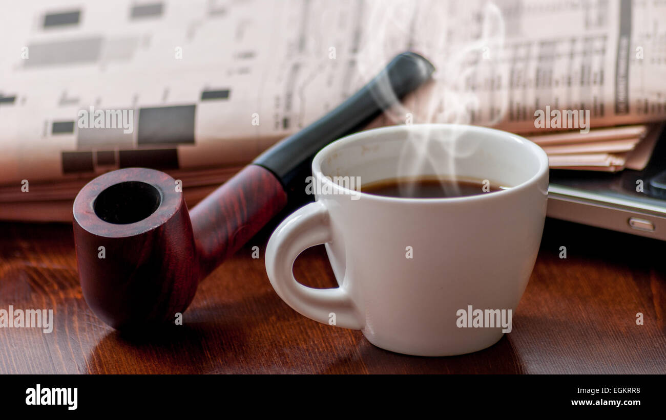 Zeitung und Kaffee auf Holztisch Stockfoto