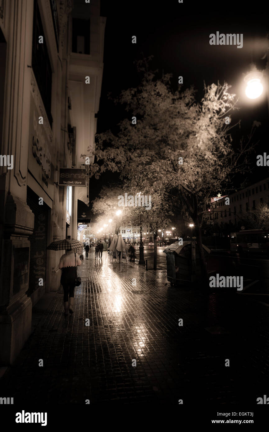 Nass und regnerisch Straßen von Valencia in der Nacht mit Straßenlaternen und Reflexionen Stockfoto