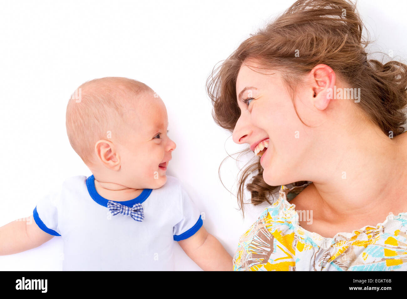 Mutter spricht mit ihrem Baby auf weißem Hintergrund Stockfoto