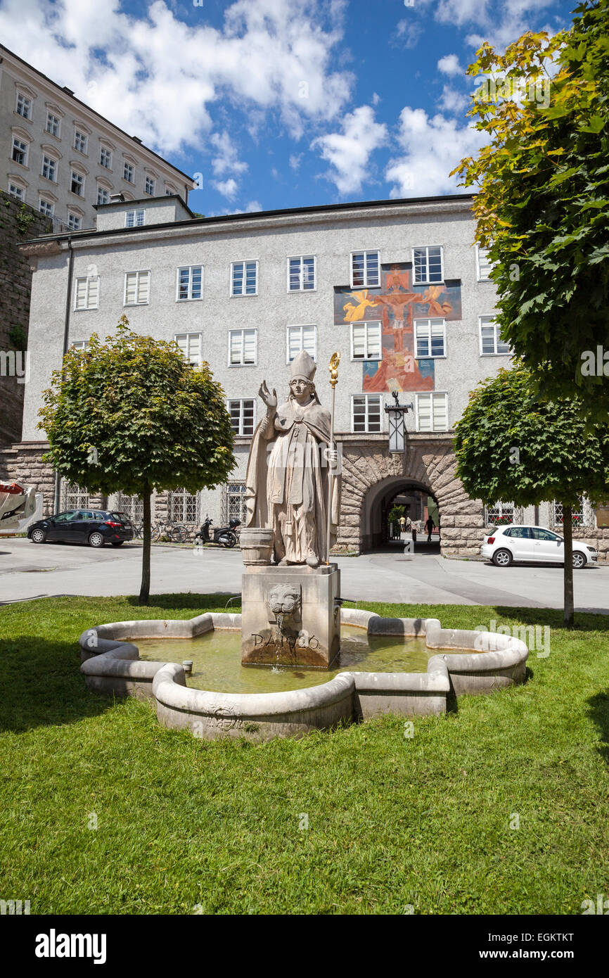 Statue von St. Rupert, St. Peter Abbey und Benediktiner Kloster Salzburg Österreich Stockfoto