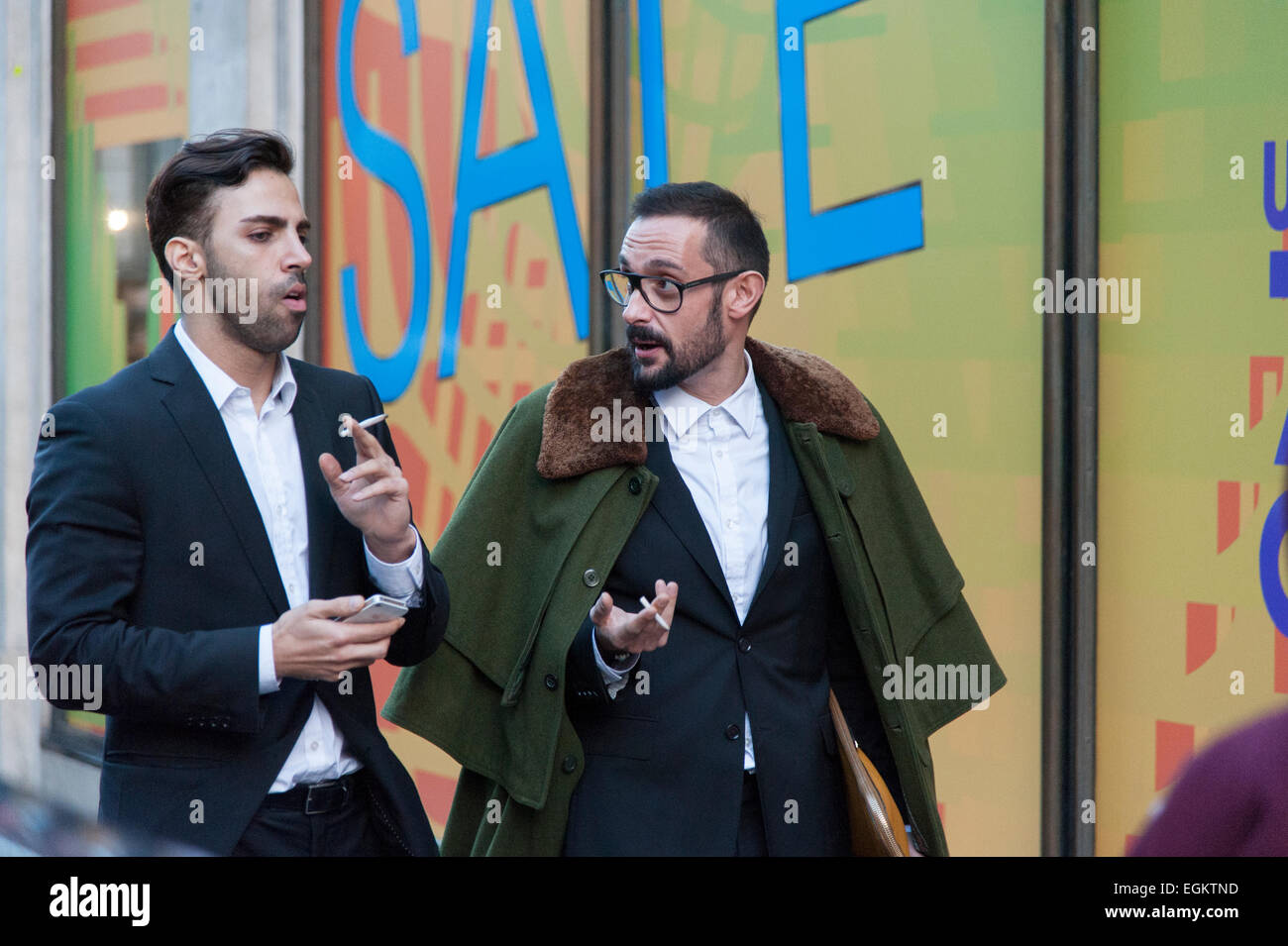 Zwei Männer rauchen außerhalb Harvey Nichols in Knightsbridge, London. Stockfoto