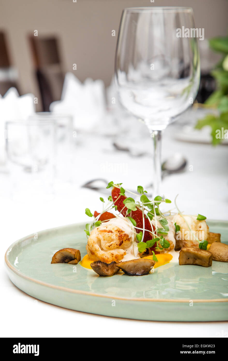 Gegrillter Hummer Vorspeise in einem Restaurant, gedeckter Tisch verschwommen im Hintergrund, Querformat. Stockfoto