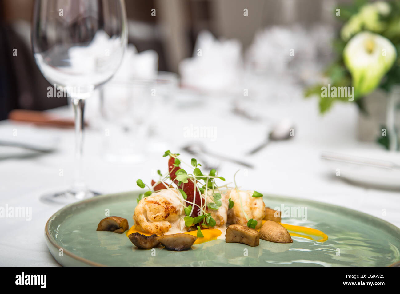 Gegrillter Hummer Vorspeise in einem Restaurant, gedeckter Tisch verschwommen im Hintergrund, Querformat. Stockfoto