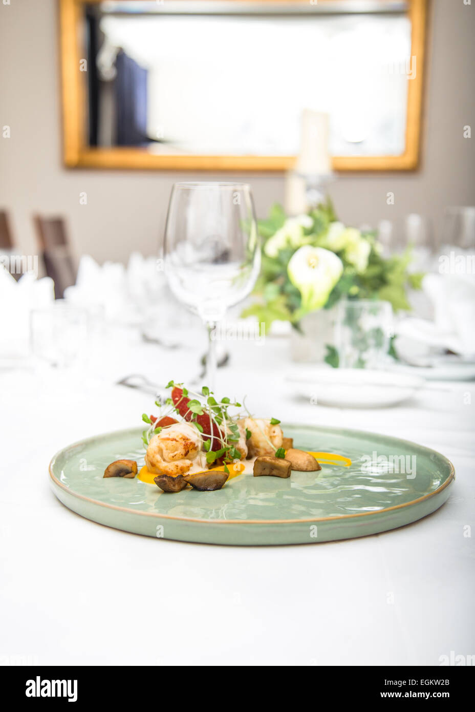 Gegrillter Hummer Vorspeise in einem Restaurant, gedeckter Tisch verschwommen im Hintergrund, Querformat. Stockfoto