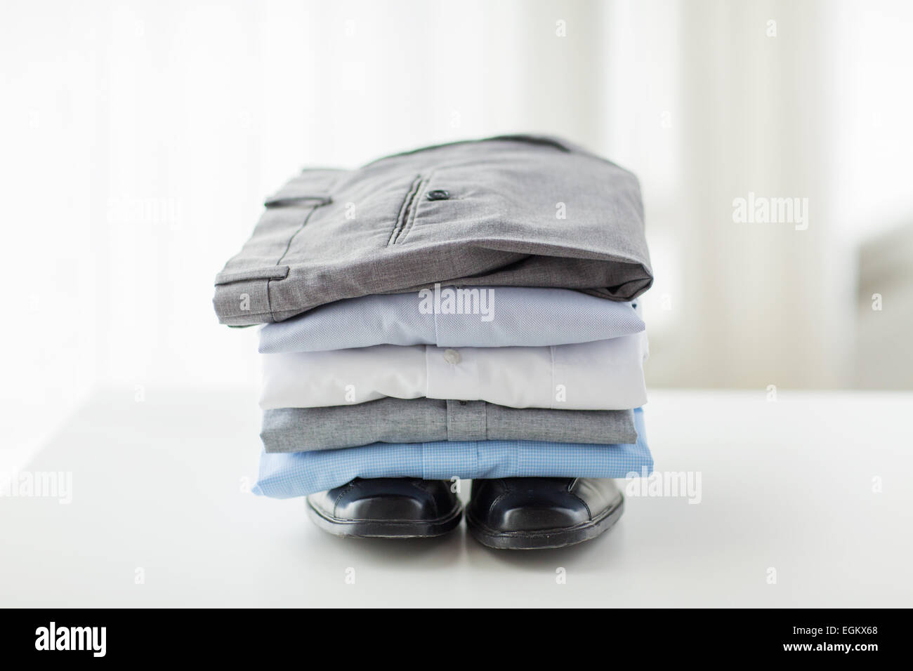 Nahaufnahme eines männlichen Hemden, Hosen und Schuhe auf Tisch Stockfoto