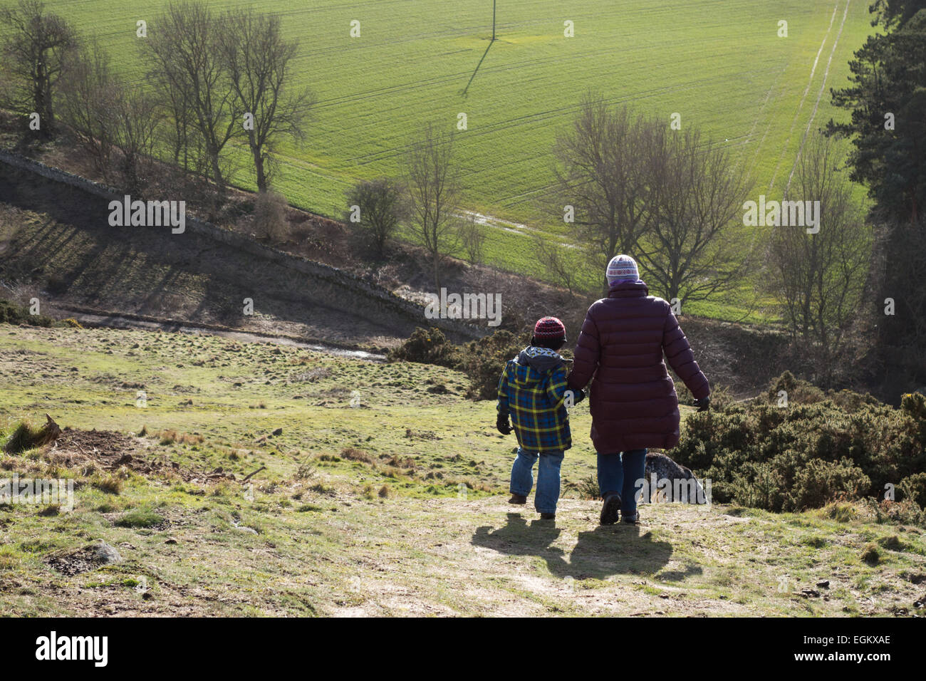 Mutter und Sohn zu Fuß hinunter Berwick Law, North Berwick Stockfoto
