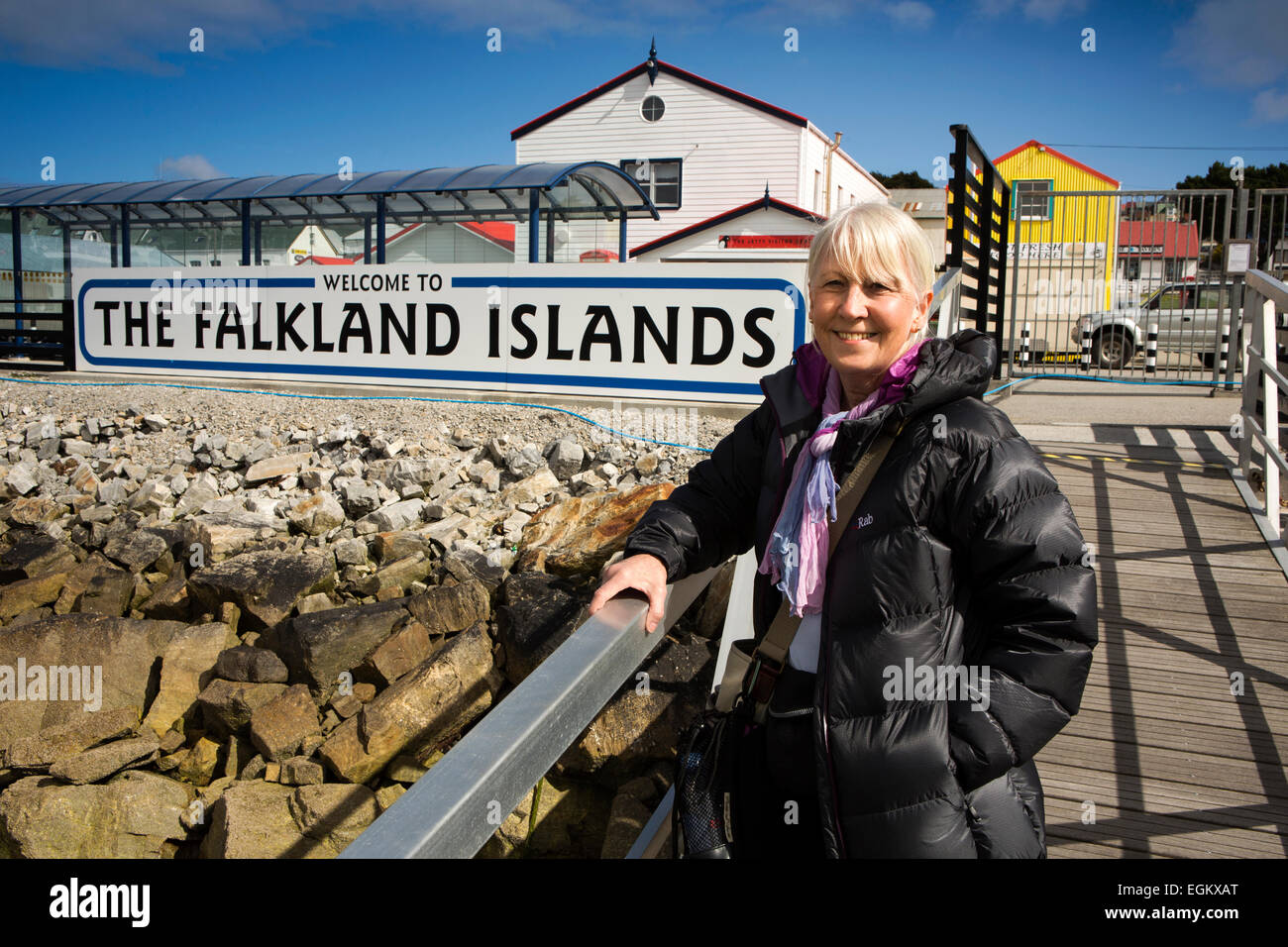 Südatlantik, Falkland, Stanley Visitor Centre, Ankunft weibliche Kreuzfahrt Schiff Passagier auf Steg Stockfoto