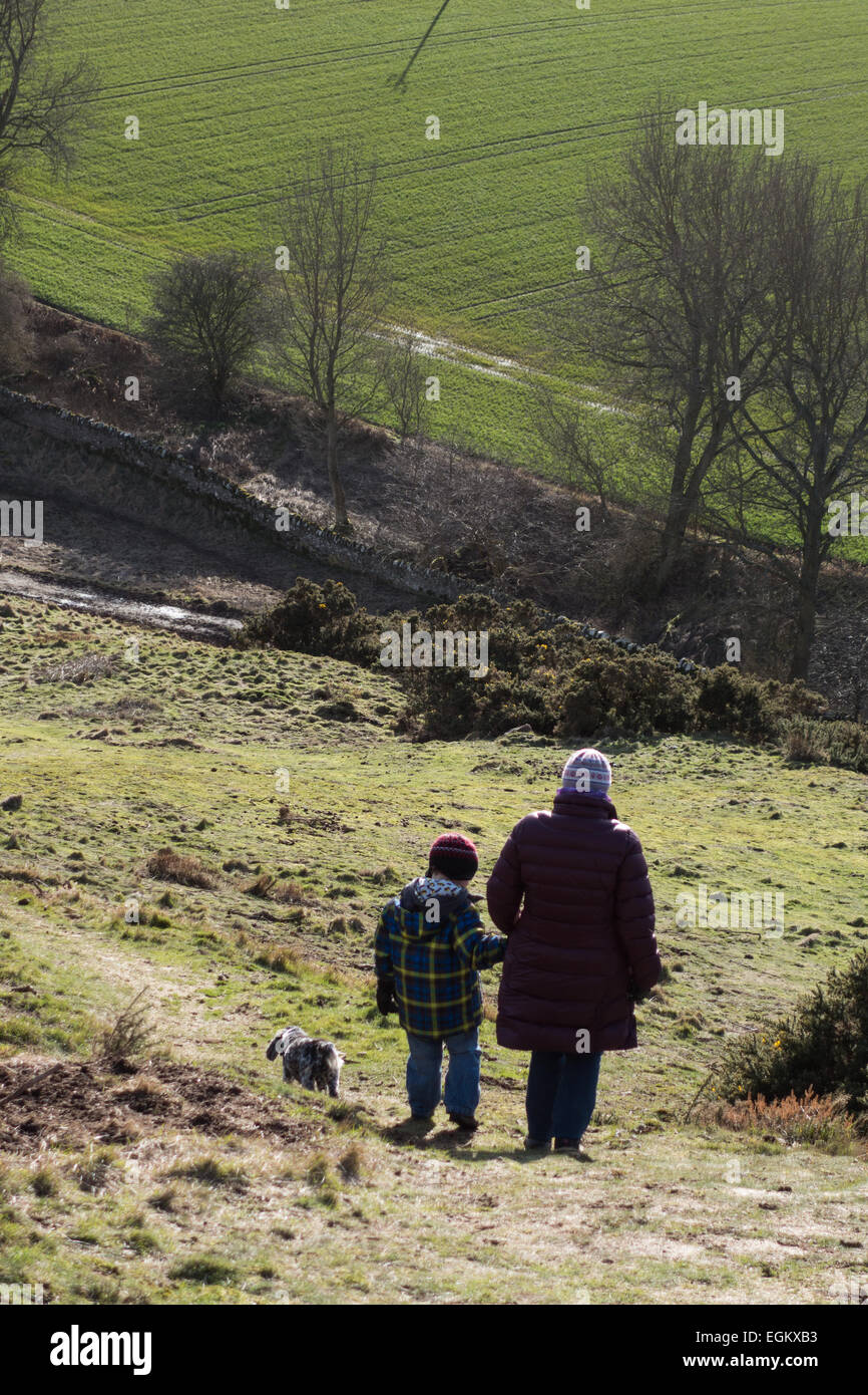 Mutter und Sohn zu Fuß hinunter Berwick Law, North Berwick Stockfoto