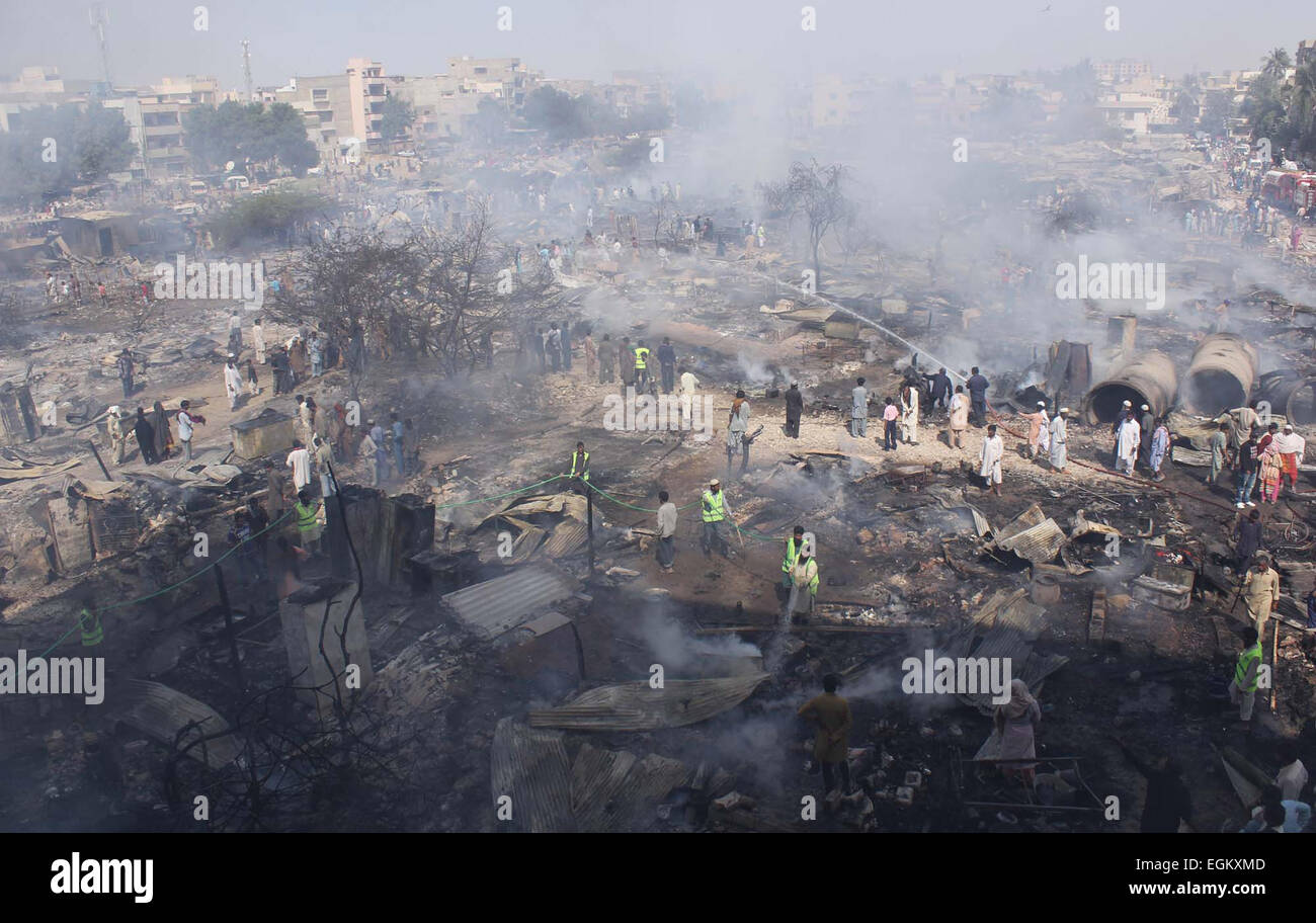 Ansicht von Slum wo Feuer brach aus unbekannten Gründen und mit allem, in der Nähe von Masjid-e-Köder-Ul-Mukkarram, Gulshan-e-Iqbal Bereich von Karachi auf Donnerstag, 26. Februar 2015 verschlungen. Stockfoto