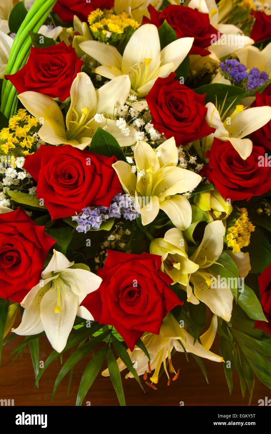 rote Rosen und weißen Lilien-2(Lilium candidum), (Statice). (Rosa),  vertikale Stockfotografie - Alamy