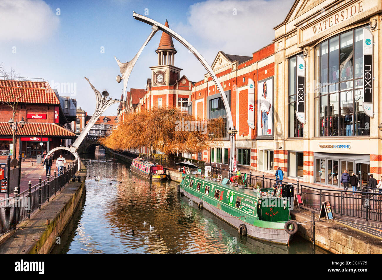 Am Ufer Shopping Centre und dem Fluss Witham, Lincoln, Lincolnshire, England, Vereinigtes Königreich, an einem sonnigen Wintertag. Stockfoto