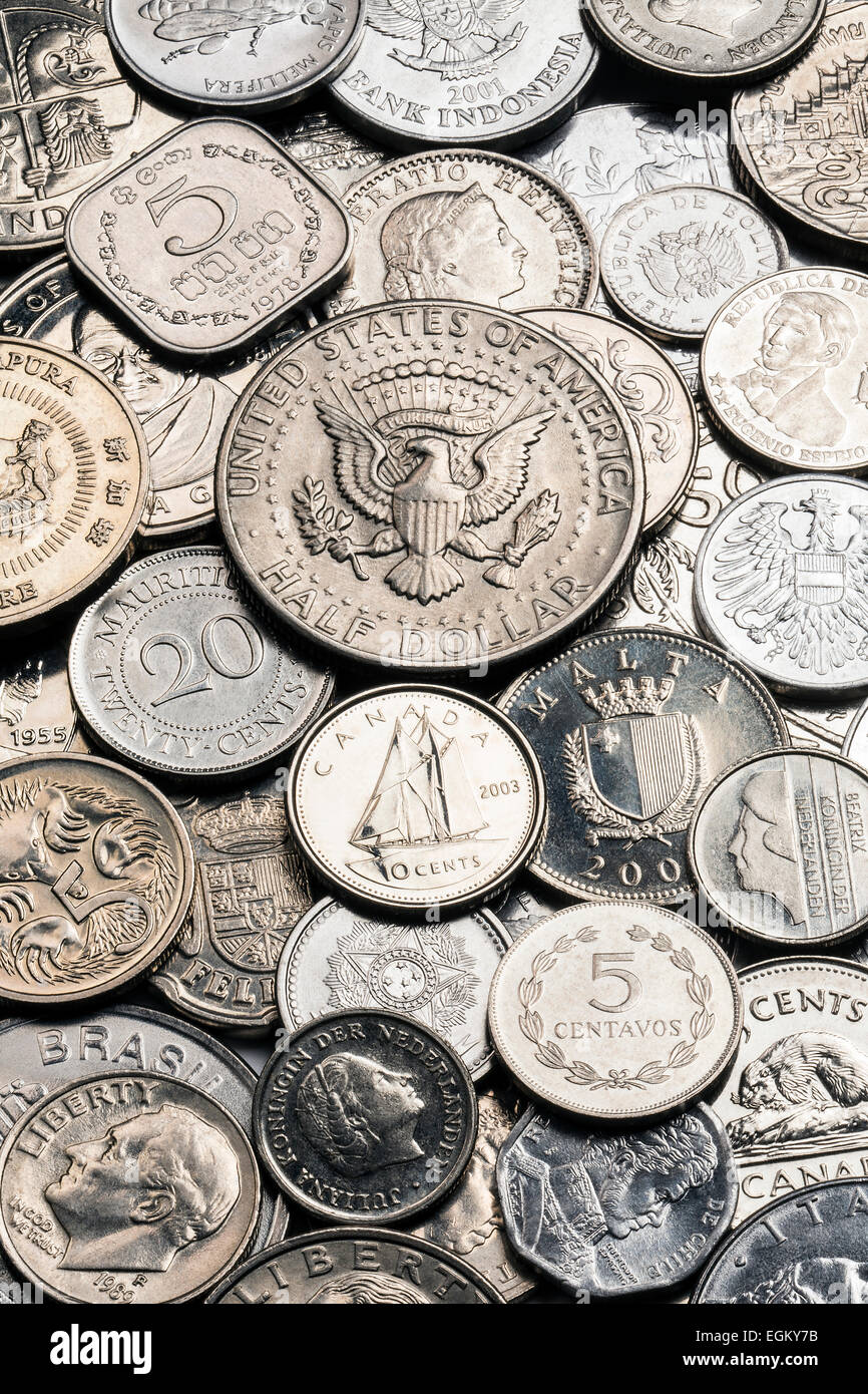 Eine Sammlung von alten Silbermünzen aus aller Welt Stockfoto