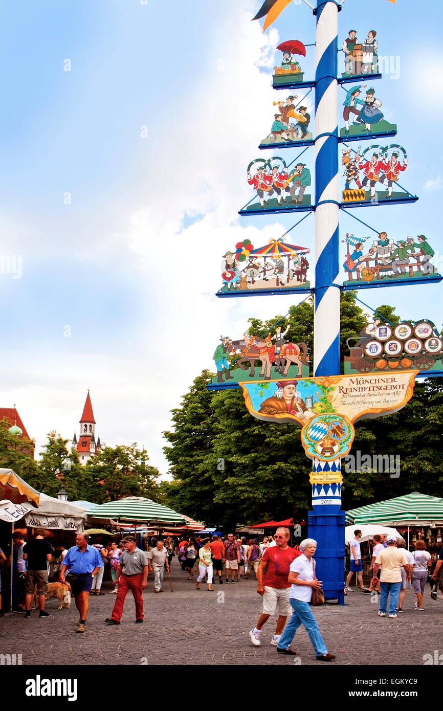 MÜNCHEN, DEUTSCHLAND; lokalen Kunden und Touristen in der Nähe der Mai Pol Wahrzeichen der Viktualienmarkt, Markt der Food & Köstlichkeiten unter freiem Himmel Stockfoto