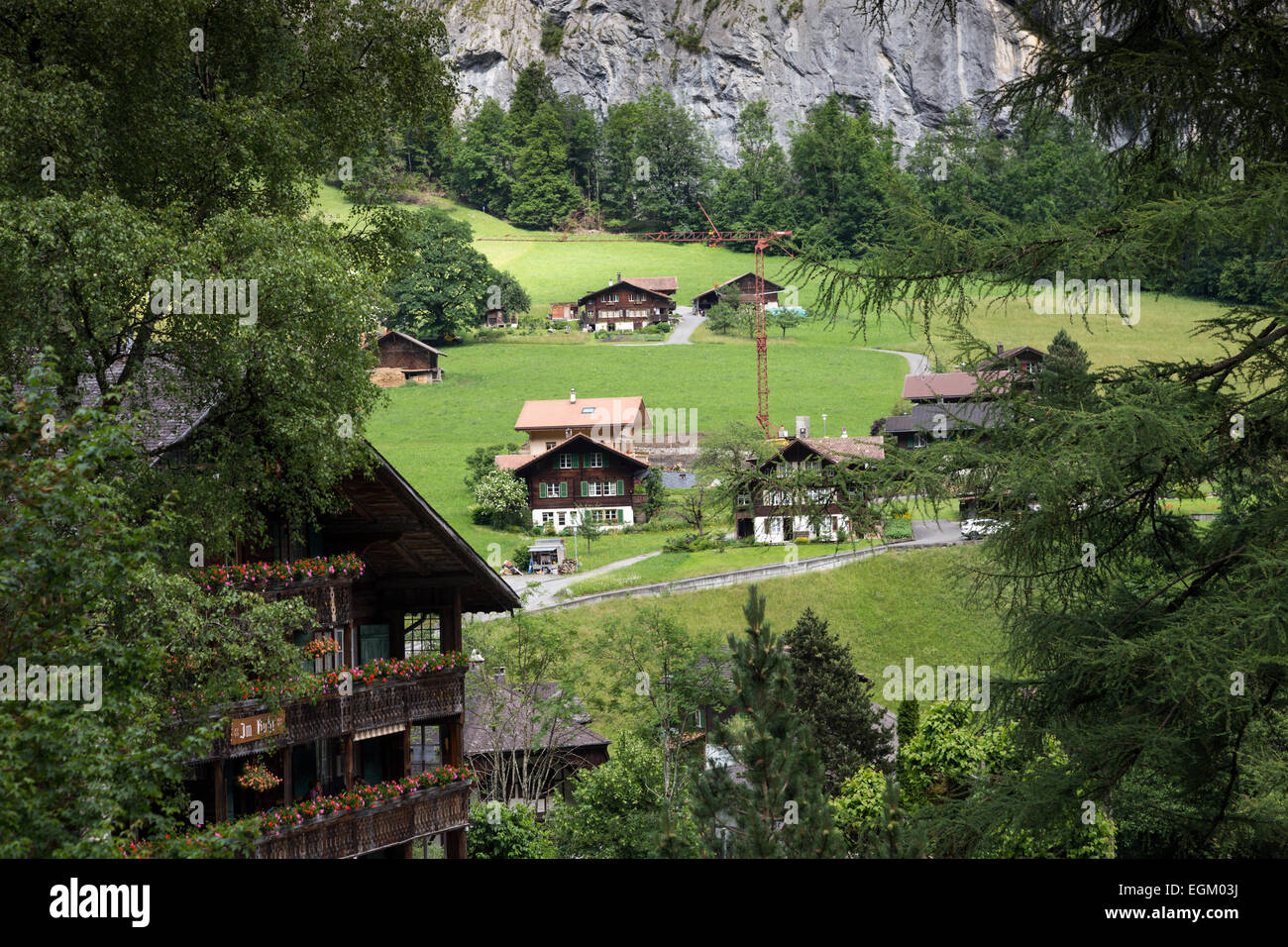 Häuser rund um die malerische Stadt Lauterbrunnen, Schweiz befindet sich in  den Schweizer Alpen im Berner Oberland Stockfotografie - Alamy