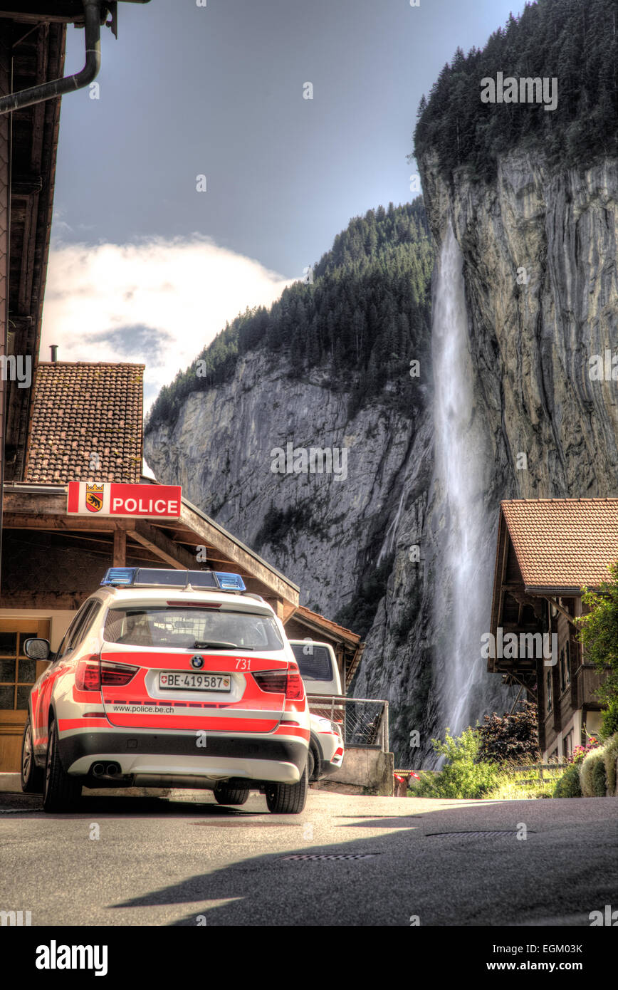 Lauterbrunnen-Polizei-Station mit BMW Polizeiauto und Wasserfall im Hintergrund Stockfoto