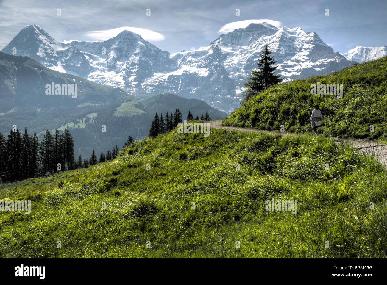 Wanderer auf dem Weg zwischen den Bergdörfern von Grutschalp und Winteregg in den Schweizer Alpen. Stockfoto