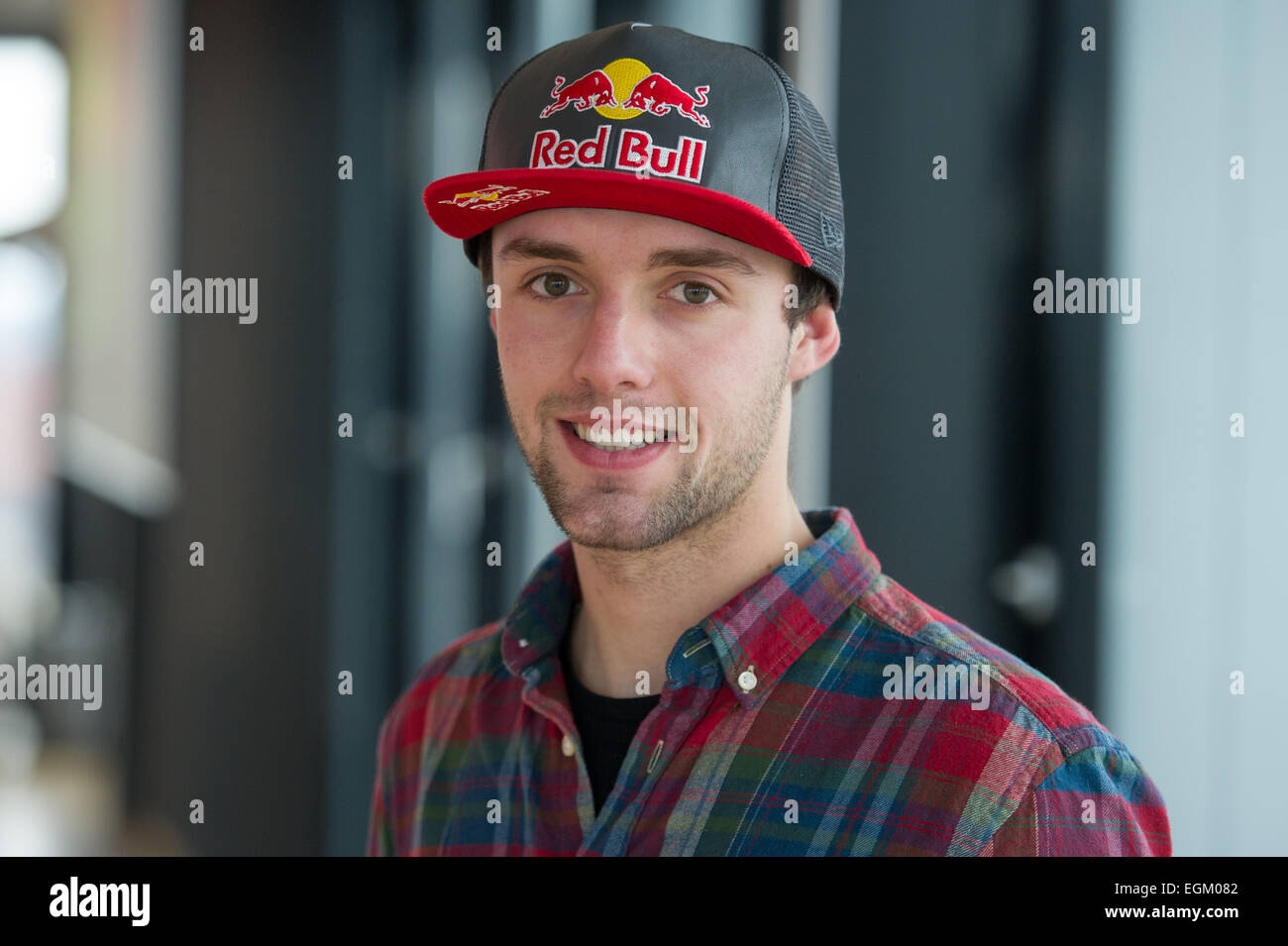 München, Deutschland. 25. Februar 2015. Deutsche moto2-Fahrer Jonas Folger (AGR Team), lächelt während einer Pressekonferenz in München, Deutschland, 25. Februar 2015. Foto: Tobias Hase/Dpa/Alamy Live News Stockfoto