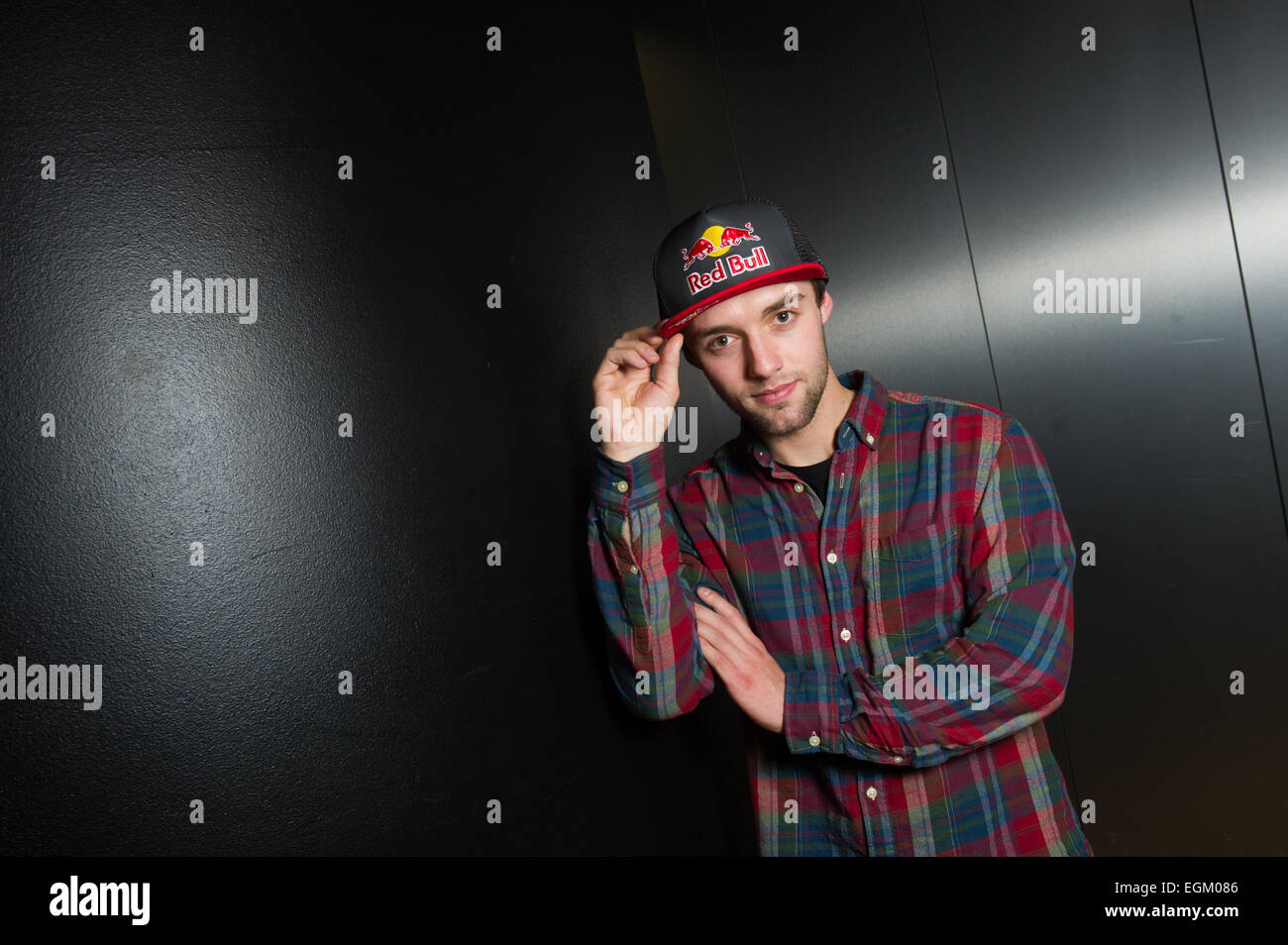 München, Deutschland. 25. Februar 2015. Deutsche moto2-Fahrer Jonas Folger (AGR Team), lächelt während einer Pressekonferenz in München, Deutschland, 25. Februar 2015. Foto: Tobias Hase/Dpa/Alamy Live News Stockfoto