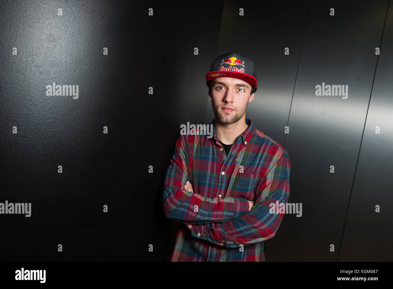 München, Deutschland. 25. Februar 2015. Deutsche moto2-Fahrer Jonas Folger (AGR Team), lächelt während einer Pressekonferenz in München, Deutschland, 25. Februar 2015. Foto: Tobias Hase/Dpa/Alamy Live News Stockfoto