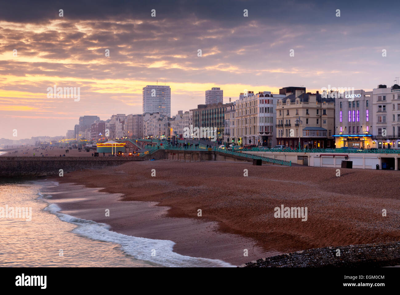 Brighton Beach und direkt am Meer bei Sonnenuntergang, Brighton, Sussex, Großbritannien Stockfoto