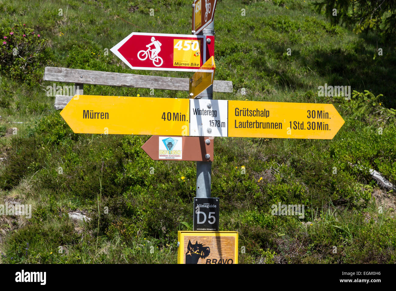 Beschilderung entlang der Grutschalp zu Gimmelwald Wandern und Radfahren trail Punkt Reisende an ihr Ziel. Stockfoto