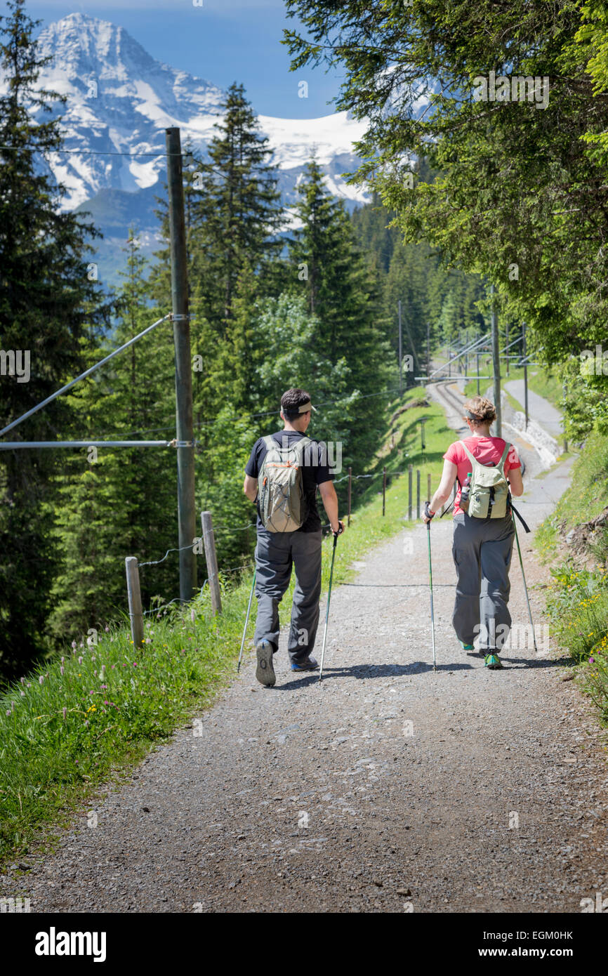 Zwei Wanderer auf den Spuren Grutschalp und Gimmelwald, Schweiz im Berner Oberland Gebiet verbindet. Stockfoto