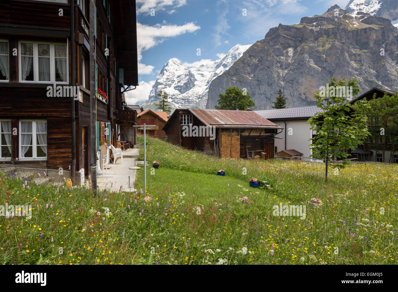 Einen malerischen Blick auf die Berge und Häuser im alpinen Dorf Mürren, Schweiz. Stockfoto