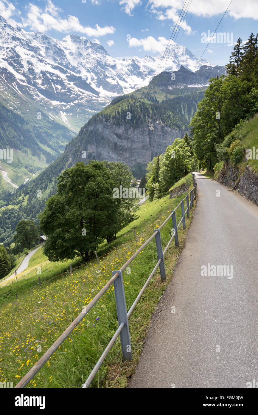 Malerische Ansichten am Wegesrand Wandern und Radfahren verbinden Grutschalp und Gimmelwald, Schweiz im Berner Oberland-Bereich. Stockfoto