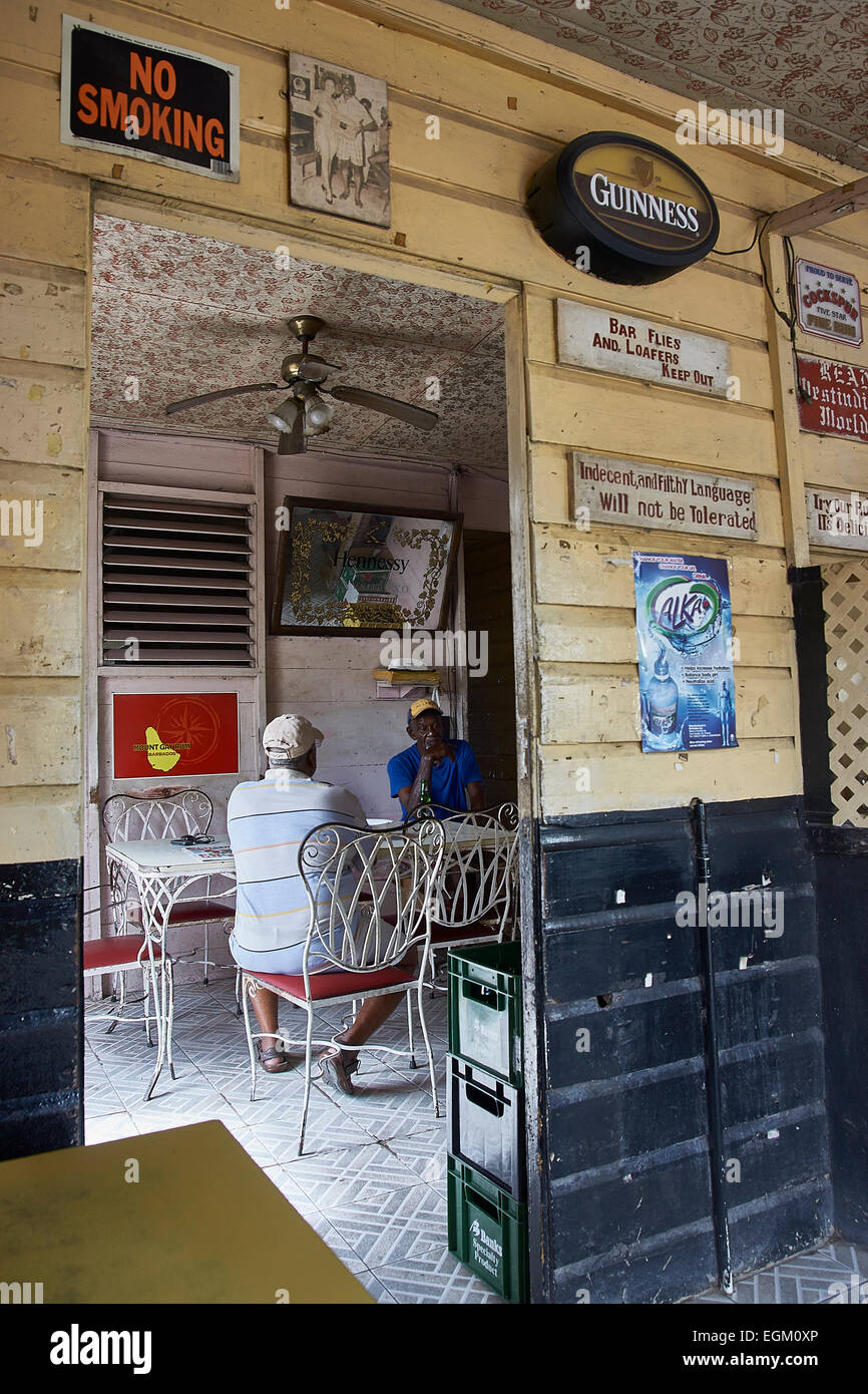 Barbados bar Interieur, hölzerne Wände, rustikal, bemerkt Männer sitzen am Tisch, ein zurück zu Kamera, eine Kamera, an den Wänden. Stockfoto