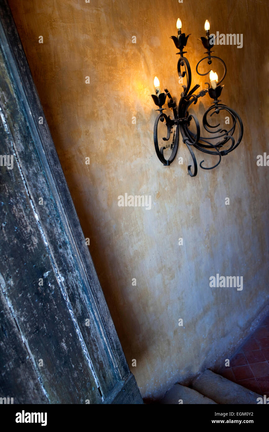 Barock Wandlampe im Inneren eines alten Hauses Stockfoto